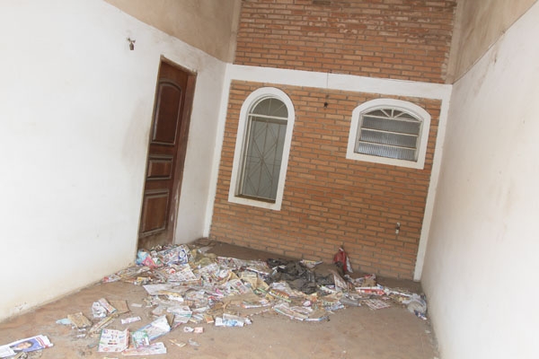  Papéis e entulhos são vistos amontoados na garagem de um imóvel na rua Evaldo Covas, no Leporace II: casa está fechada há anos e gera transtornos aos vizinhos 